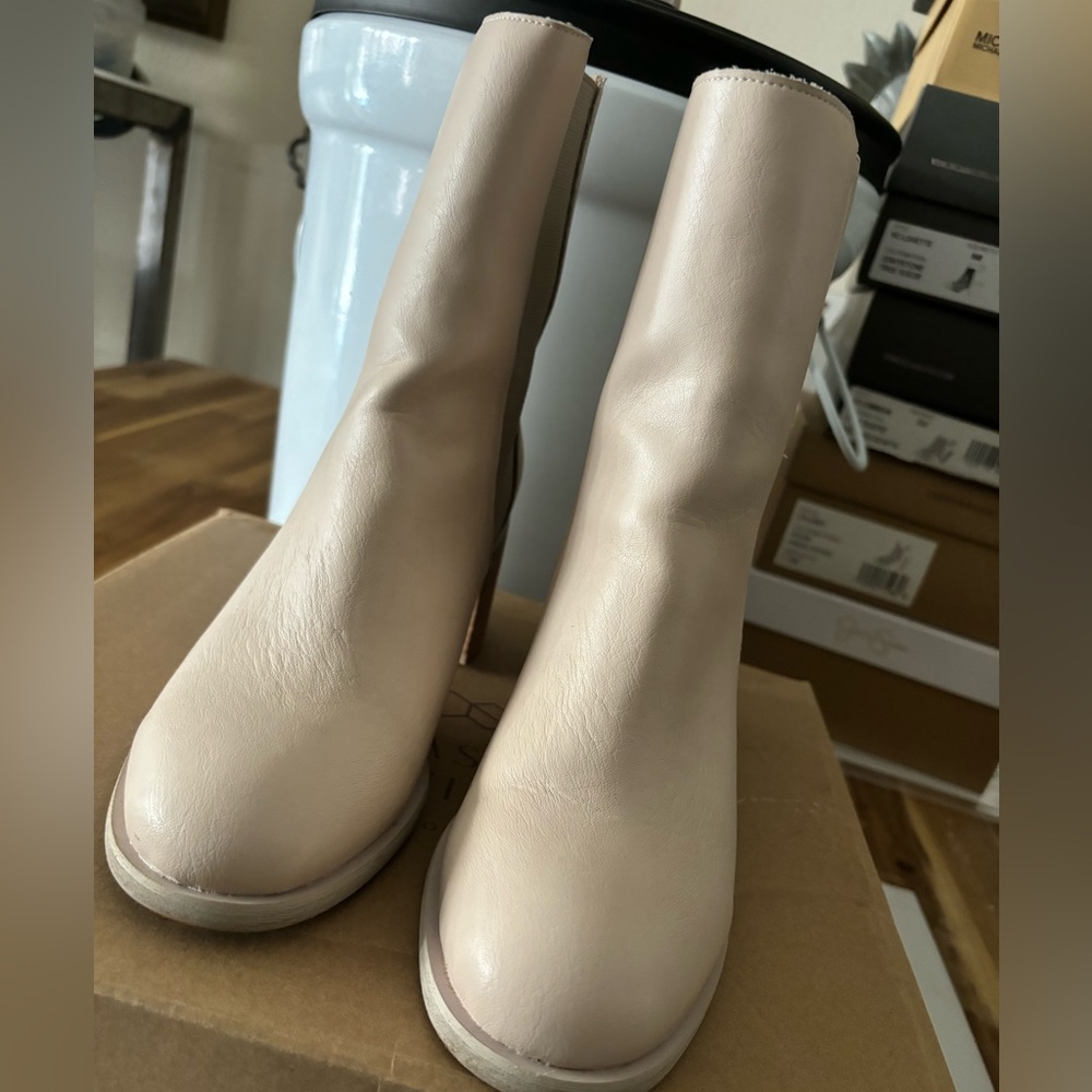 Platform boots off white